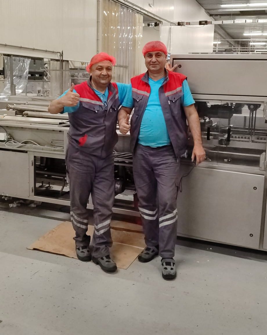 Ekibimizden iki teknisyen bir paketleme hattının başında